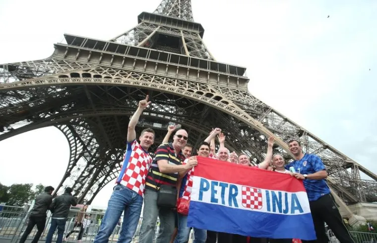 PARIZ U KOCKICAMA: Raspjevani hrvatski navijači preplavili ulice francuske metropole