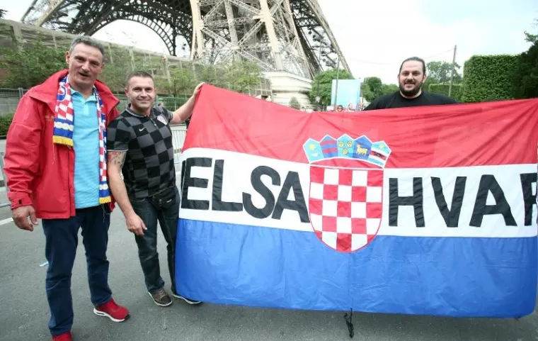 PARIZ U KOCKICAMA: Raspjevani hrvatski navijači preplavili ulice francuske metropole