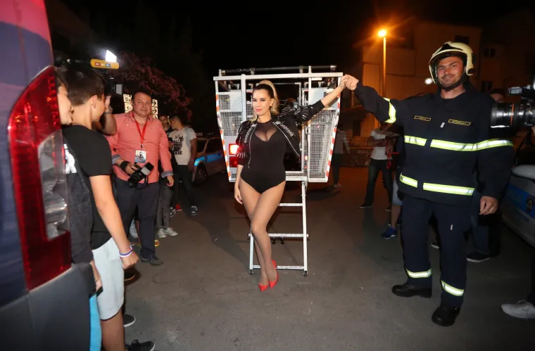 Nives Celzijus se pojavila u tako vrućoj kombinaciji da su morali 'intervenirati' i vatrogasci