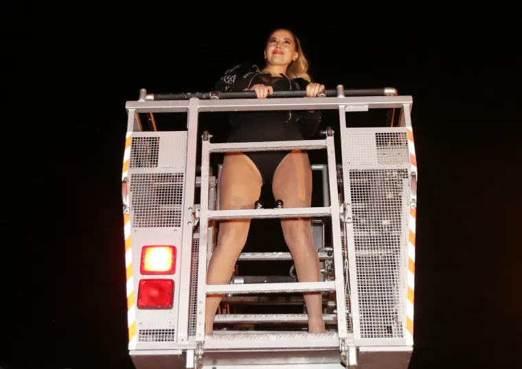 Nives Celzijus se pojavila u tako vrućoj kombinaciji da su morali 'intervenirati' i vatrogasci