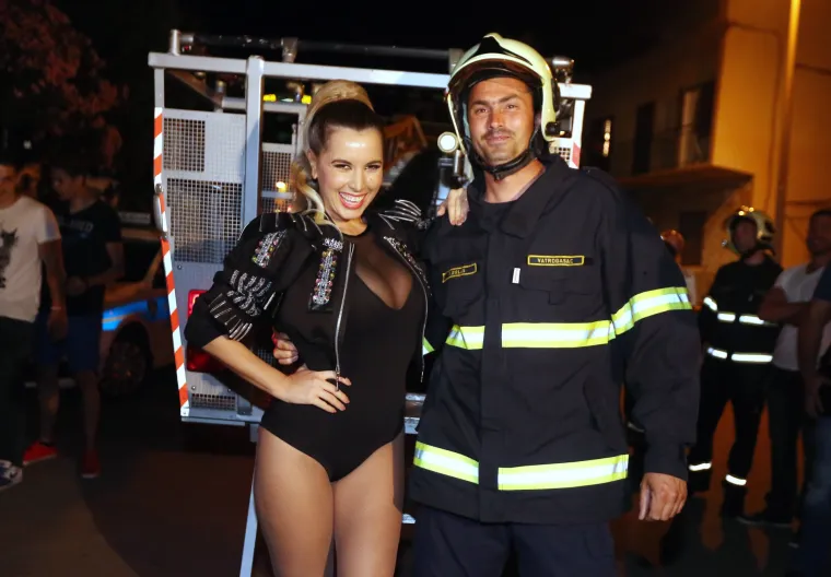 Nives Celzijus se pojavila u tako vrućoj kombinaciji da su morali 'intervenirati' i vatrogasci