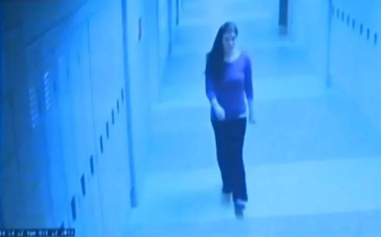 Srednjoškolska učiteljica Colleen Ritzer snimljena u hodniku škole nekoliko minuta prije nego što ju je učenik silovao u ubio.