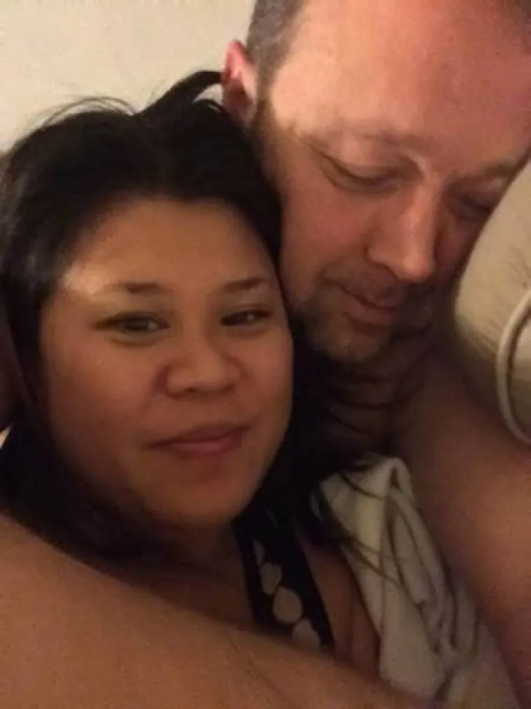 Kanadski vojnik objavio je ovu fotografiju na Facebooku uz natpis 'Sreća je', samo nekoliko sati prije nego što je nožem izbo svoju trudnu suprugu, bacio je s balkona, a zatim i sam skočio.