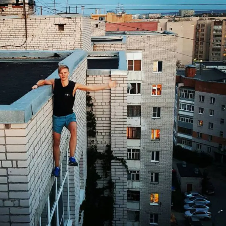Ruski tinejdžer nekoliko sekundi prije nego što je pao i preminuo.