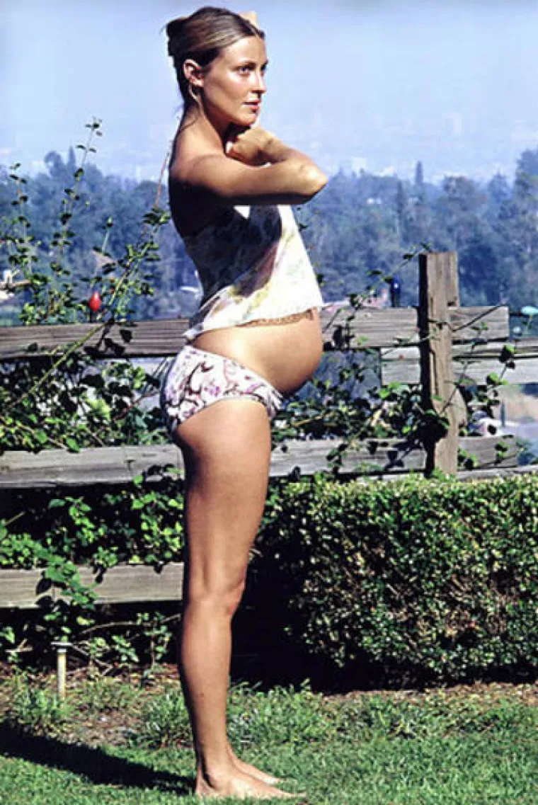 Glumica Sharon Tate  u svojem dvorištu. Kasnije te večeri, 9. kolooza 1969., nju i još četvero ljudi ubili su članovi obitelji Manson.