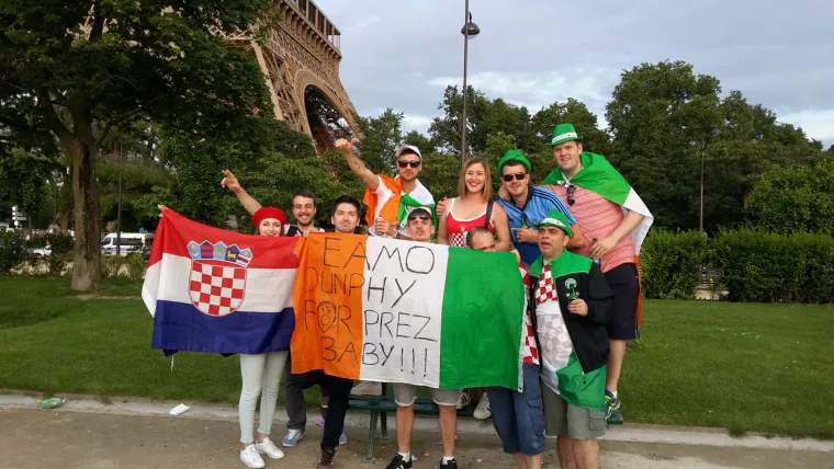 Irsko - hrvatska družina u i&scaron;čekivanju prvog nastupa Hrvatske na Euru protiv Turske ispred Eiffelovog tornja.