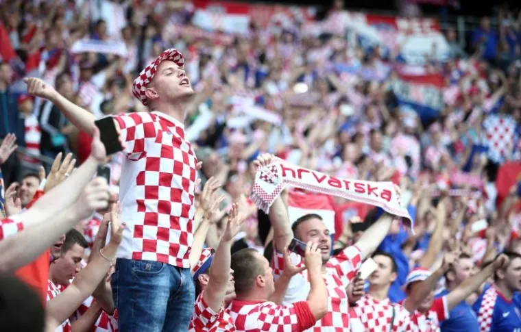 UŽARENA ATMOSFERA NA TRIBINAMA: Hrvatski navijači ispunili Park prinčeva