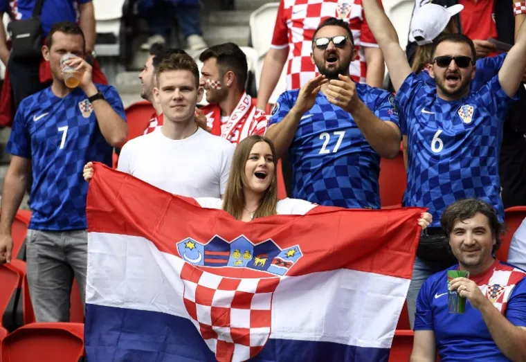 Hrvatski navijači napunili su tribine Parka prinčeva gdje bodre Vatrene u prvoj utakmici Europskog prvenstva protiv Turske.