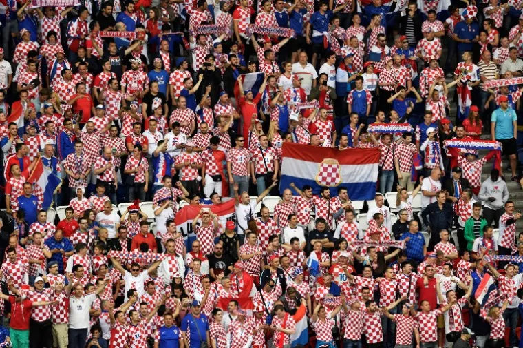 UŽARENA ATMOSFERA NA TRIBINAMA: Hrvatski navijači ispunili Park prinčeva