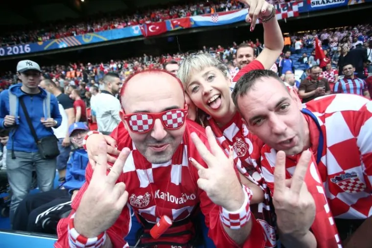 UŽARENA ATMOSFERA NA TRIBINAMA: Hrvatski navijači ispunili Park prinčeva