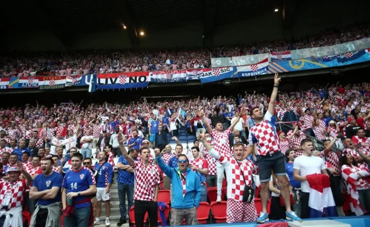 UŽARENA ATMOSFERA NA TRIBINAMA: Hrvatski navijači ispunili Park prinčeva