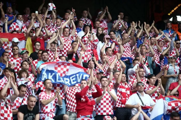 UŽARENA ATMOSFERA NA TRIBINAMA: Hrvatski navijači ispunili Park prinčeva