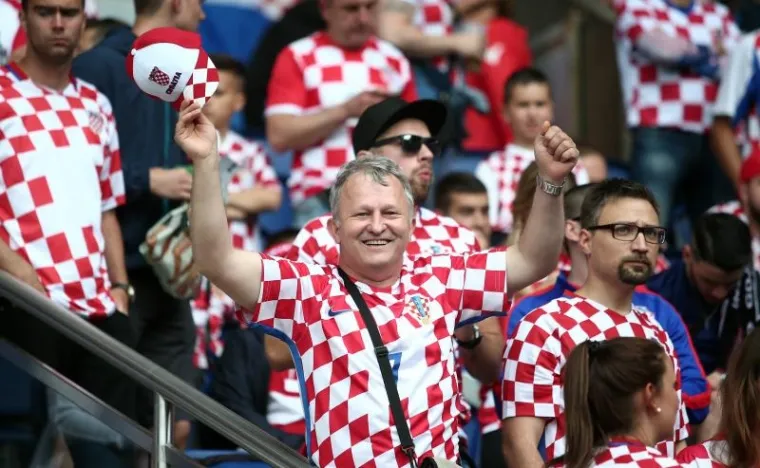 UŽARENA ATMOSFERA NA TRIBINAMA: Hrvatski navijači ispunili Park prinčeva