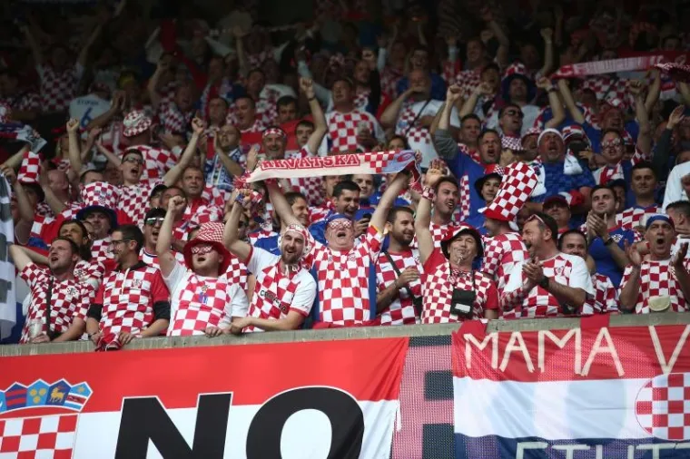 UŽARENA ATMOSFERA NA TRIBINAMA: Hrvatski navijači ispunili Park prinčeva