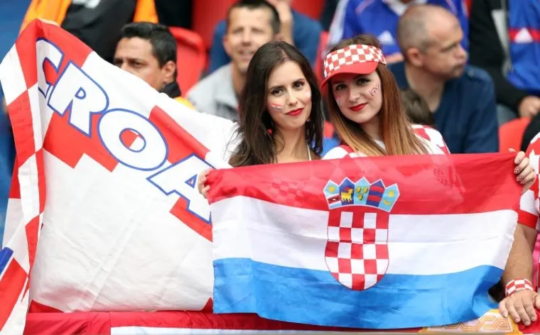 UŽARENA ATMOSFERA NA TRIBINAMA: Hrvatski navijači ispunili Park prinčeva