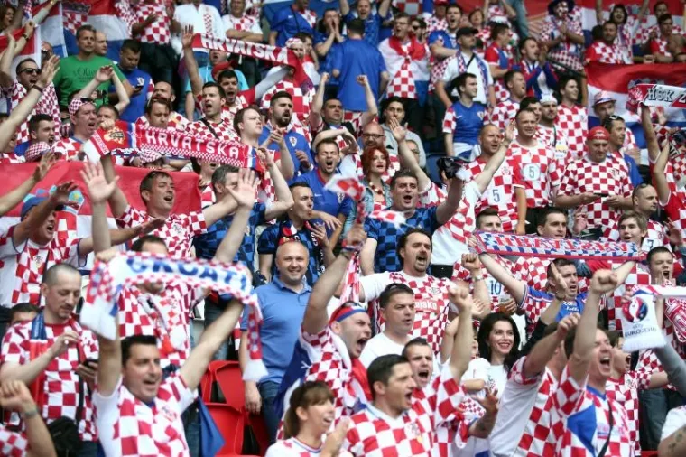 UŽARENA ATMOSFERA NA TRIBINAMA: Hrvatski navijači ispunili Park prinčeva