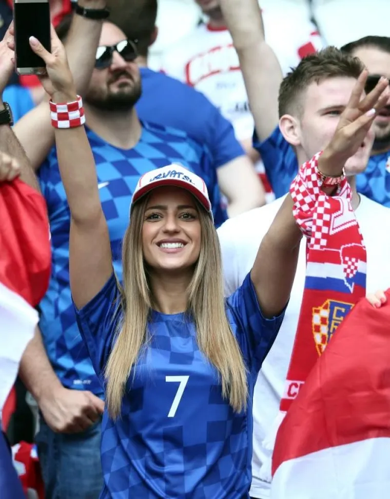 UŽARENA ATMOSFERA NA TRIBINAMA: Hrvatski navijači ispunili Park prinčeva