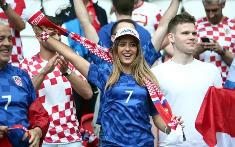 UŽARENA ATMOSFERA NA TRIBINAMA: Hrvatski navijači ispunili Park prinčeva