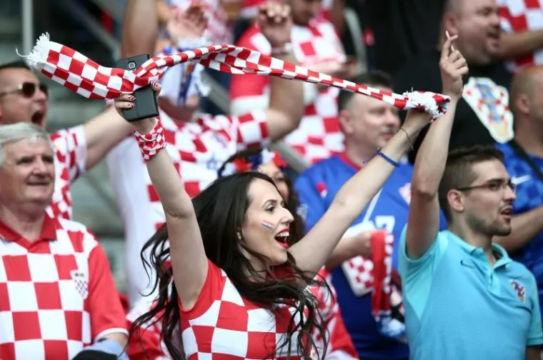 UŽARENA ATMOSFERA NA TRIBINAMA: Hrvatski navijači ispunili Park prinčeva