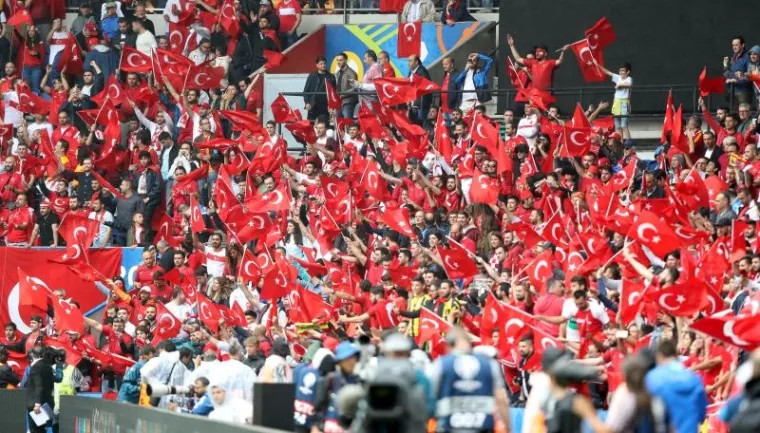 UŽARENA ATMOSFERA NA TRIBINAMA: Hrvatski navijači ispunili Park prinčeva