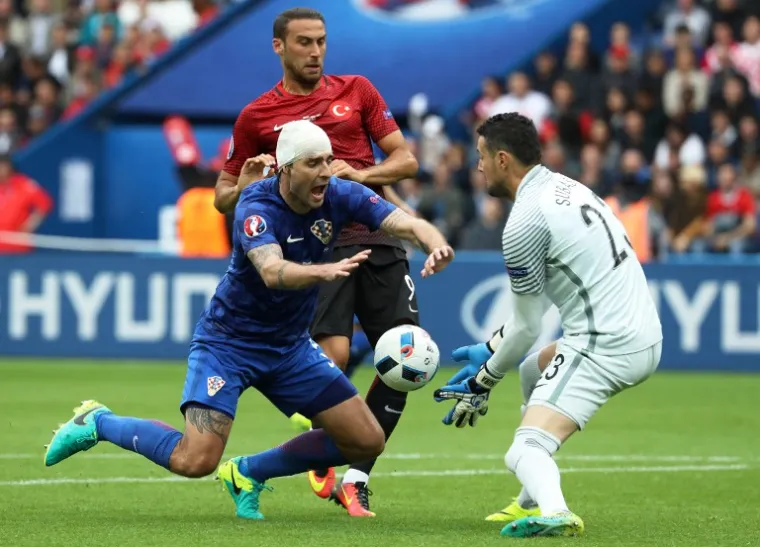 RAZBIJENI ĆORLUKA: Ni krvava glava nije zaustavila hrvatskog stopera