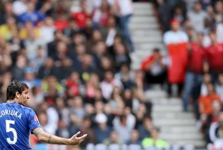 RAZBIJENI ĆORLUKA: Ni krvava glava nije zaustavila hrvatskog stopera