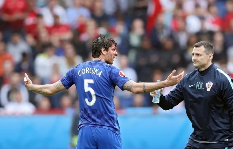 RAZBIJENI ĆORLUKA: Ni krvava glava nije zaustavila hrvatskog stopera