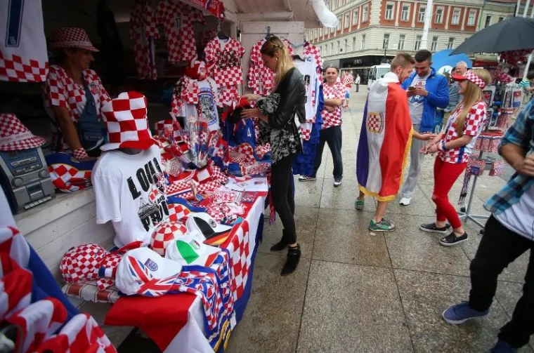 TISUĆE NA ULICAMA GRADOVA PRATILO HRVATSKU: Pogledajte kako je izgledala amtosfera na ulicama