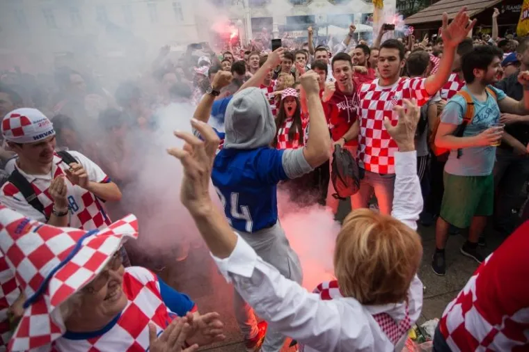 TISUĆE NA ULICAMA GRADOVA PRATILO HRVATSKU: Pogledajte kako je izgledala amtosfera na ulicama