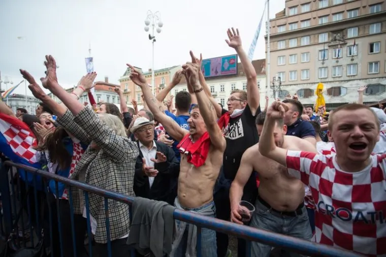 TISUĆE NA ULICAMA GRADOVA PRATILO HRVATSKU: Pogledajte kako je izgledala amtosfera na ulicama