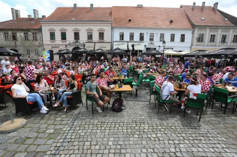 TISUĆE NA ULICAMA GRADOVA PRATILO HRVATSKU: Pogledajte kako je izgledala amtosfera na ulicama