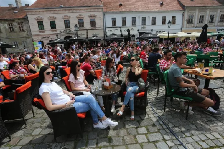 TISUĆE NA ULICAMA GRADOVA PRATILO HRVATSKU: Pogledajte kako je izgledala amtosfera na ulicama