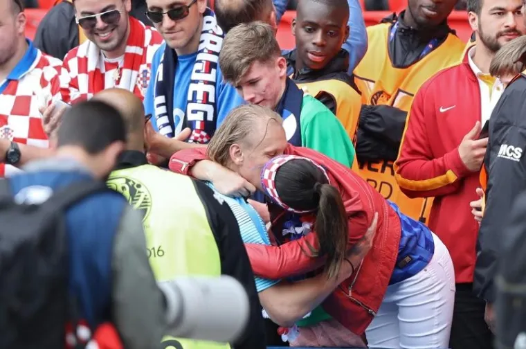 PRIZOR KOJI JE OBIŠAO SVIJET: Domagoj Vida nakon velike pobjede otrčao po poljubac atraktivne zaručnice