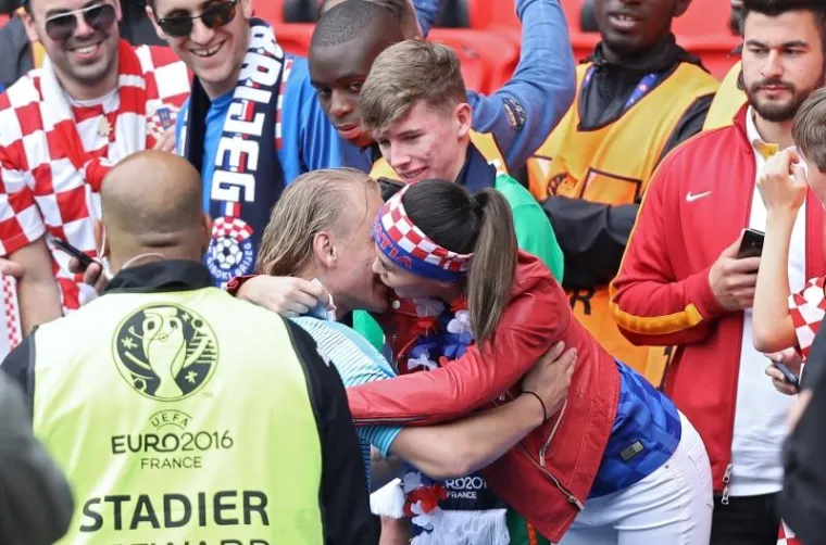 PRIZOR KOJI JE OBIŠAO SVIJET: Domagoj Vida nakon velike pobjede otrčao po poljubac atraktivne zaručnice