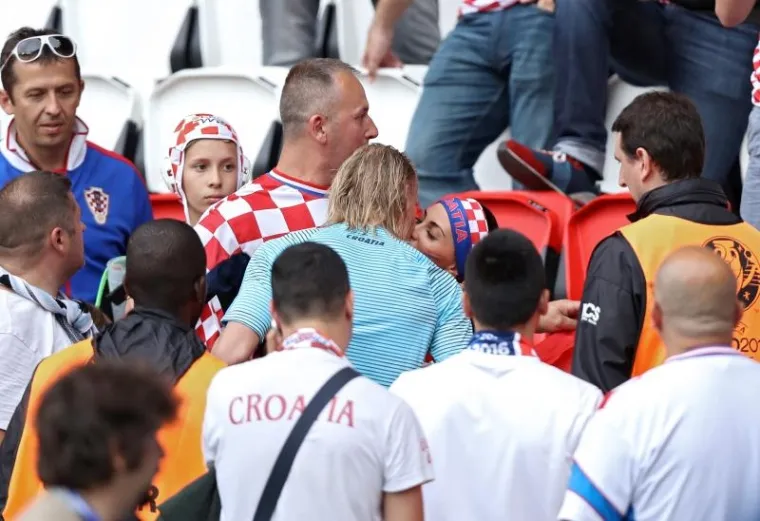 PRIZOR KOJI JE OBIŠAO SVIJET: Domagoj Vida nakon velike pobjede otrčao po poljubac atraktivne zaručnice