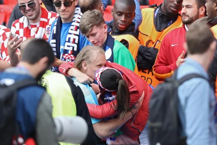 PRIZOR KOJI JE OBIŠAO SVIJET: Domagoj Vida nakon velike pobjede otrčao po poljubac atraktivne zaručnice