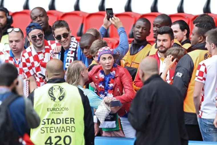 Domagoj Vida je prve hrvatske bodove na Euru proslavio poljupcima sa svojom zaručnicom Ivanom Gugić.