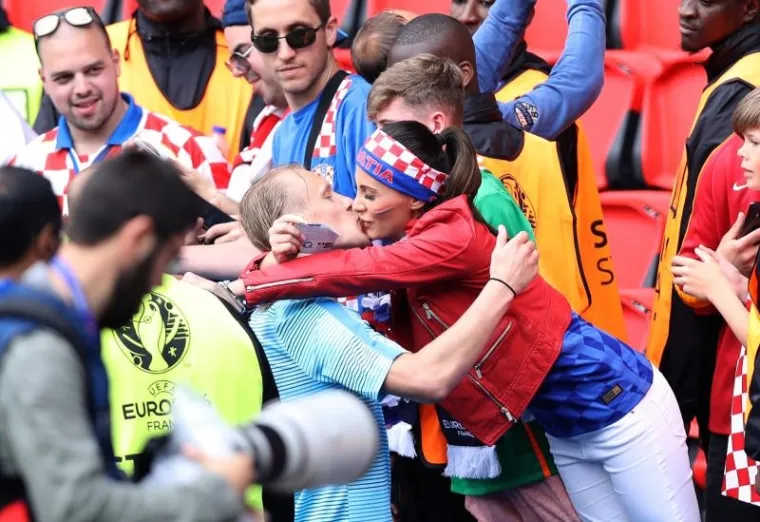 PRIZOR KOJI JE OBI&Scaron;AO SVIJET: Domagoj Vida nakon velike pobjede otrčao po poljubac atraktivne zaručnice