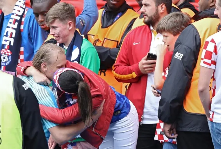 PRIZOR KOJI JE OBI&Scaron;AO SVIJET: Domagoj Vida nakon velike pobjede otrčao po poljubac atraktivne zaručnice