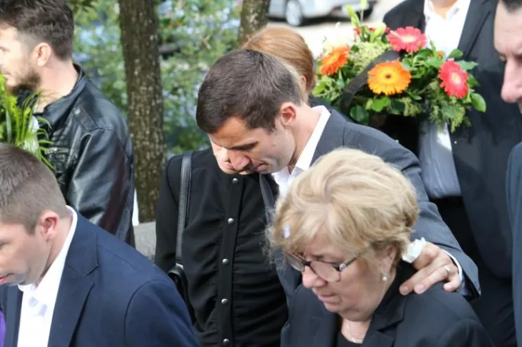Pogreb Uzeira Srne, oca kapetana hrvatske nogometne reprezentacije Darija Srne, na groblju u Metkoviću.