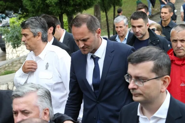 Ogromno mno&scaron;tvo ljudi ispratilo oca shrvanog kapetana Vatrenih