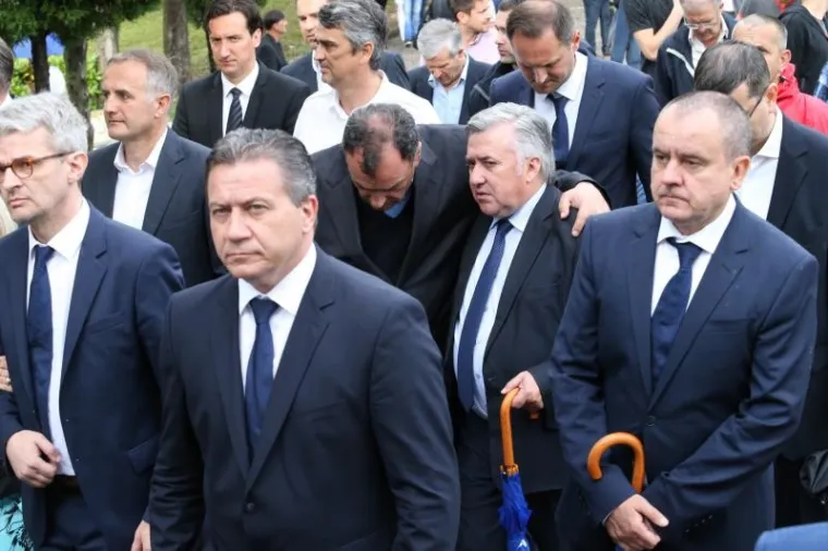 Ogromno mno&scaron;tvo ljudi ispratilo oca shrvanog kapetana Vatrenih