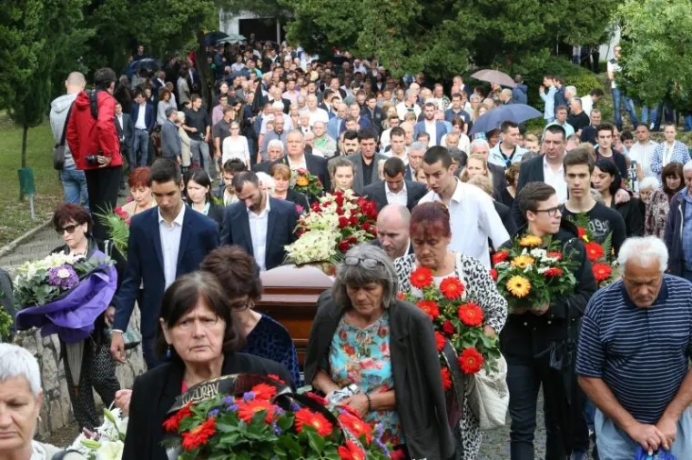 Ogromno mno&scaron;tvo ljudi ispratilo oca shrvanog kapetana Vatrenih