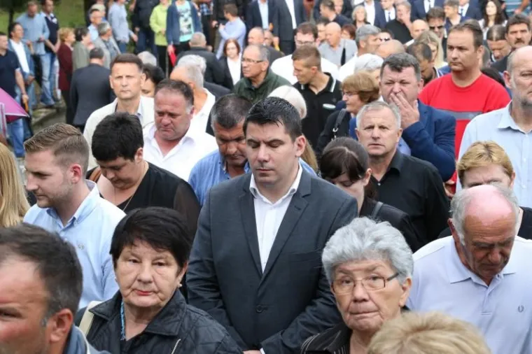 Ogromno mno&scaron;tvo ljudi ispratilo oca shrvanog kapetana Vatrenih