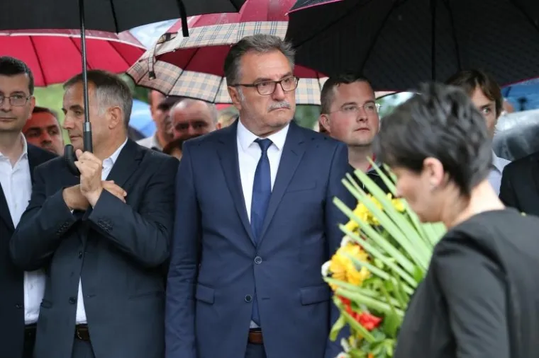 Ogromno mno&scaron;tvo ljudi ispratilo oca shrvanog kapetana Vatrenih