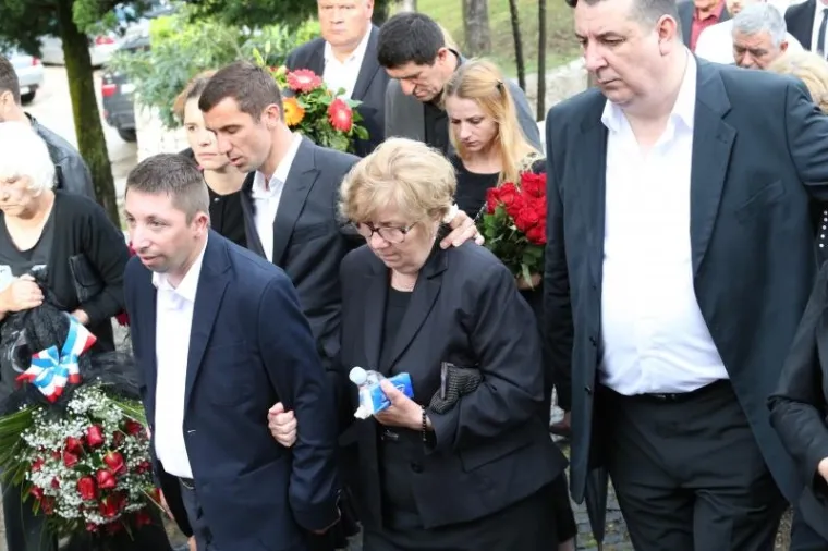 Ogromno mno&scaron;tvo ljudi ispratilo oca shrvanog kapetana Vatrenih