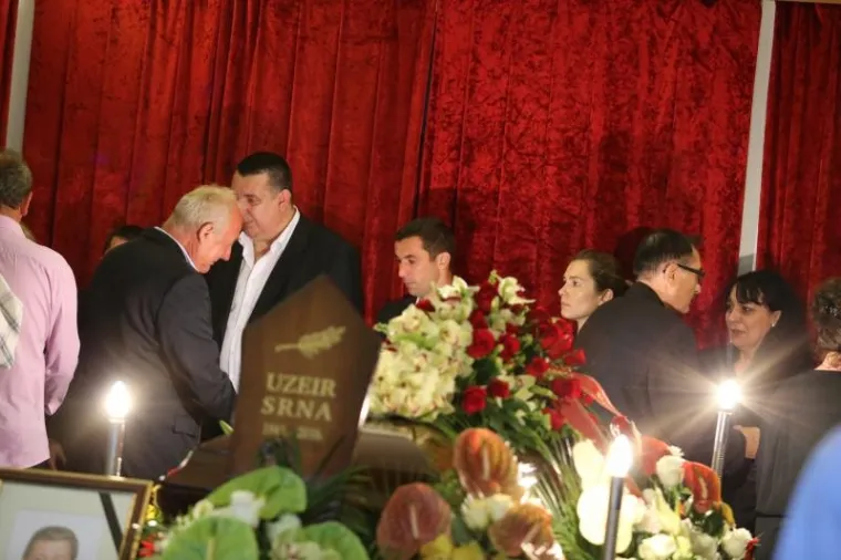 Ogromno mno&scaron;tvo ljudi ispratilo oca shrvanog kapetana Vatrenih