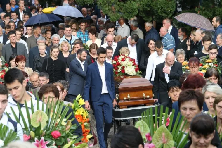 Ogromno mno&scaron;tvo ljudi ispratilo oca shrvanog kapetana Vatrenih