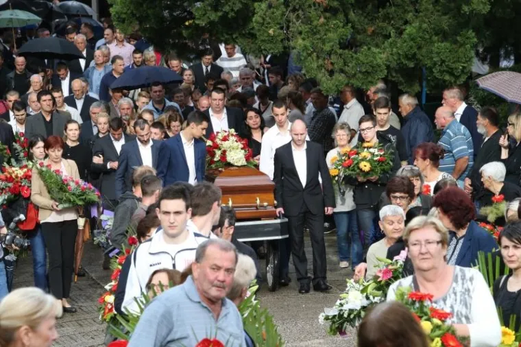 Ogromno mno&scaron;tvo ljudi ispratilo oca shrvanog kapetana Vatrenih