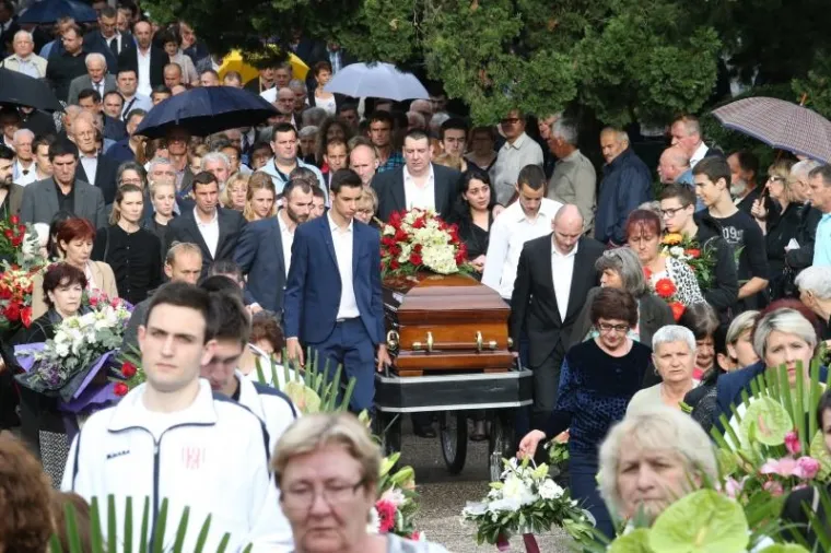 Ogromno mno&scaron;tvo ljudi ispratilo oca shrvanog kapetana Vatrenih
